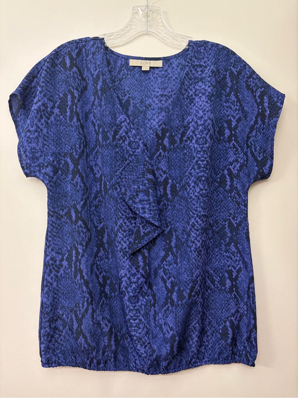 LOFT Women’s Blue Snakeskin Ruffle V-Neck Blouse Short Sleeve Size S
